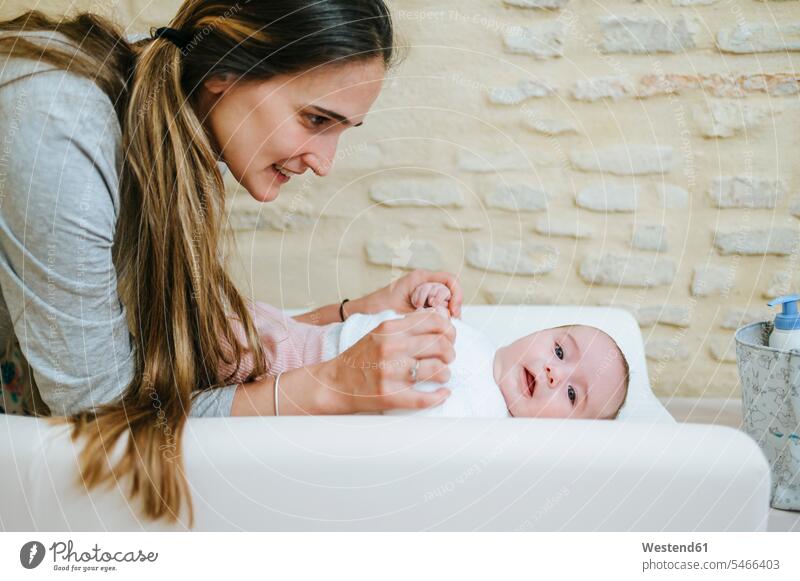 Mutter sieht ihr Baby auf dem Wickeltisch an Leute Menschen People Person Personen Europäisch Kaukasier kaukasisch 2 2 Menschen 2 Personen zwei Zwei Menschen