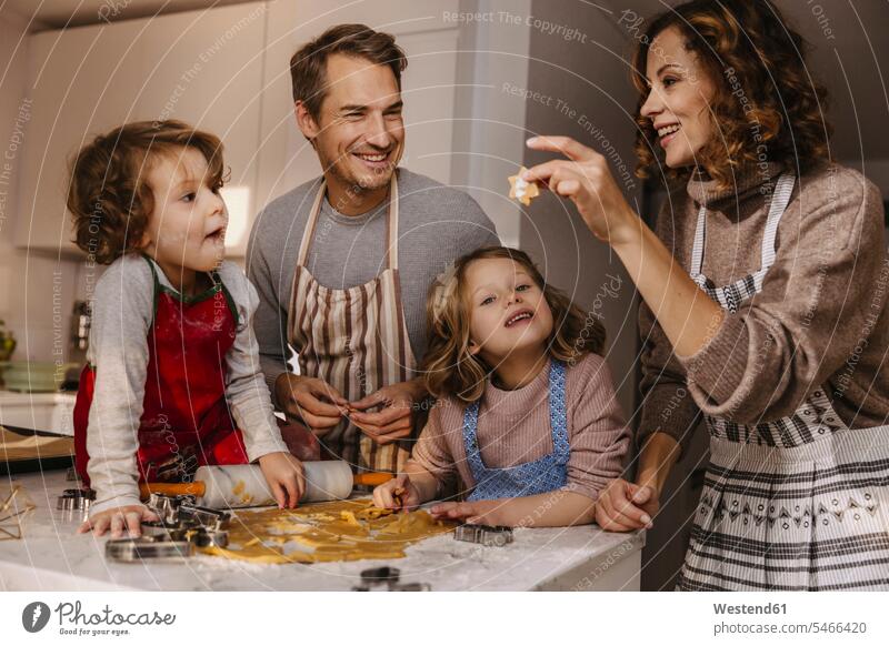 Familie bereitet Weihnachtsplätzchen in der Küche zu freuen Frohsinn Fröhlichkeit Heiterkeit behüten behütet geborgen Sicherheit geniessen Genuss Glück