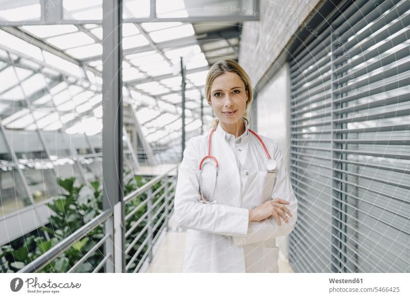 Porträt einer selbstbewussten Ärztin Leute Menschen People Person Personen Europäisch Kaukasier kaukasisch 1 Ein ein Mensch nur eine Person single erwachsen