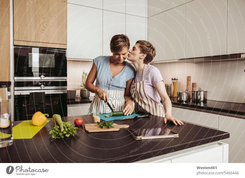 Glückliches lesbisches Paar in der Küche beim gemeinsamen Kochen Pärchen Paare Partnerschaft kochen glücklich glücklich sein glücklichsein Gemeinsam Zusammen