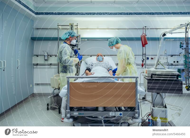Ärzte, die Patienten auf der Notfallstation eines Krankenhauses betreuen und Blutproben entnehmen Arbeitskollege Arbeitskollegen Kollege Gesundheit