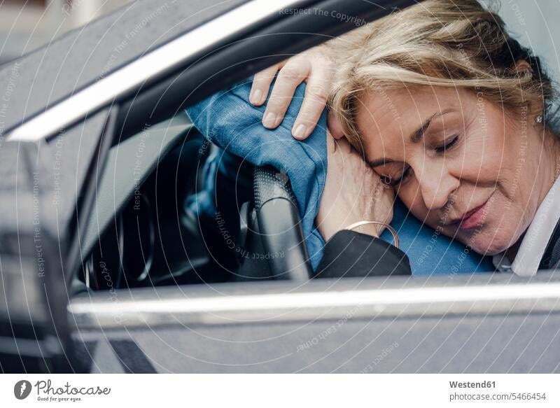 Ältere Geschäftsfrau schläft im Auto Geschäftsfrauen Businesswomen Businessfrauen Businesswoman schlafen schlafend Wagen PKWs Automobil Autos Geschäftsleute