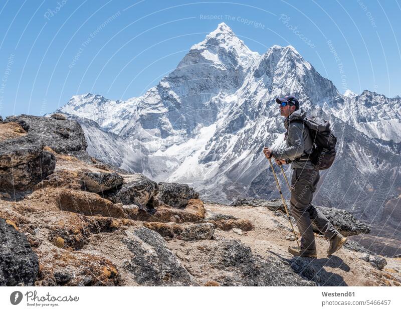 Nepal, Solo Khumbu, Everest, Bergsteiger zu Fuss in Dingboche Europäer Kaukasier Europäisch kaukasisch Schnee verschneit schneebedeckt Himalaya Alpinisten