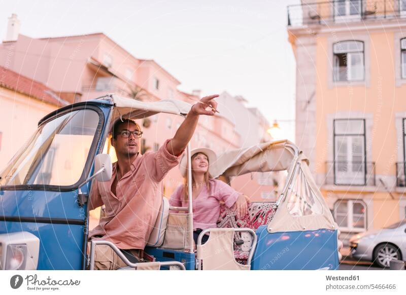 Tuk tuk Fahrer, der einem Touristen eine Tour durch die Stadt anbietet, Lissabon, Portugal Transport Transportwesen KFZ Verkehrsmittel Brillen entdecken fahrend