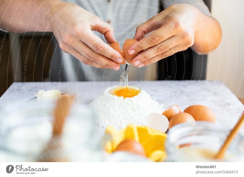 Hände einer Frau, die ein Ei zu einem Mehlhaufen aufschlägt rohköstlich Frauen weiblich weibliche Erwachsene Essen Food Küche Europäer Europäisch Kaukasier