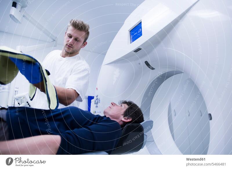 Patient im Krankenhaus während CT-Untersuchung und Radiologe Gesundheit Gesundheitswesen medizinisch Erkrankung Erkrankungen Krankheiten Kranker Patienten Job