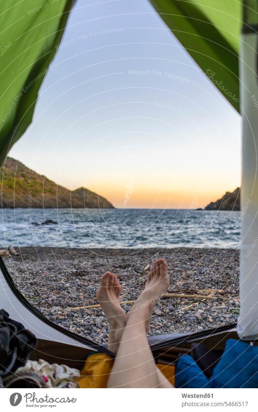Spanien, Katalonien, Costa Brava, Frau barfuss im Zelt liegend zelten Strand Beach Straende Strände Beaches Zelte Allein alleine einzeln Bein Beine liegt barfuß