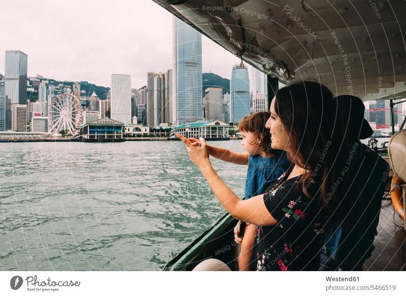 China, Hongkong, Mutter und kleine Tochter überqueren den Fluss mit der Fähre von Kowloon nach Hongkong Island Fluesse Fluß Flüsse Fähren Fährschiff Fährschiffe
