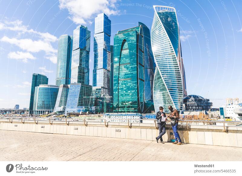 Russland, Moskau, zwei Geschäftsleute stehen vor modernen Bürotürmen Geschäftsmann Businessmann Businessmänner Geschäftsmänner Geschäftspersonen Geschäftsleben