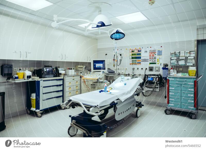 Leerer Traumaraum für Covid 19 Patienten im Krankenhaus vorbereitet leere Gesund Notfälle Gesundheit Gesundheitswesen medizinisch Klinik Kliniken Krankenhaeuser