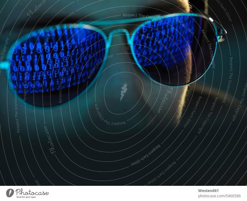 Cyber Crime, Spiegelung in der Brille eines Virus, der einen Computer hackt, Nahaufnahme des Gesichts Sonnenbrille Sonnenbrillen Verbrechen Datensicherheit