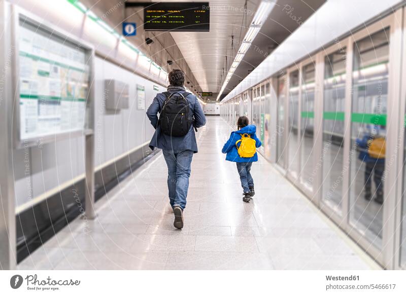 Vater und Tochter in der U-Bahn-Station, Mädchen rennt weg Leute Menschen People Person Personen Europäisch Kaukasier kaukasisch 2 2 Menschen 2 Personen zwei