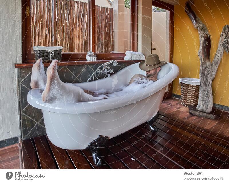 Mann bei einem entspannenden Bad in der Badewanne Leute Menschen People Person Personen Europäisch Kaukasier kaukasisch 1 Ein ein Mensch nur eine Person single