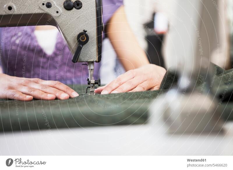 Nahaufnahme einer Näherin bei der Arbeit Job Berufe Berufstätigkeit Beschäftigung Jobs Textilien Gewebe Stoffe Textilfasern naehen Qualitaet Fashion modisch