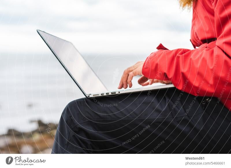 Island, Norden von Island, Mann benutzt Laptop im Freien, Teilansicht benutzen benützen Männer männlich Notebook Laptops Notebooks Erwachsener erwachsen Mensch