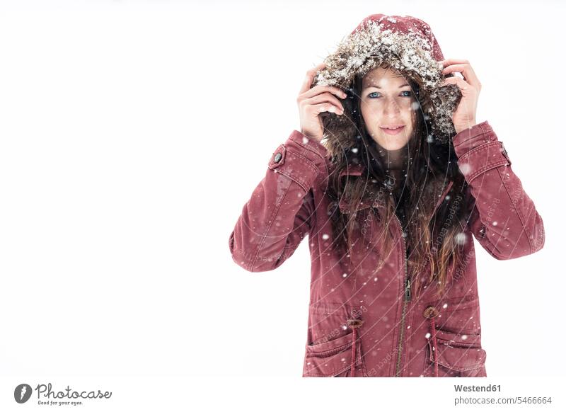 Porträt einer jungen Frau mit Kapuzenjacke im Winter Jahreszeiten winterlich Winterzeit Kälte Muße Lifestyles Attraktivität gut aussehend gutaussehend hübsch