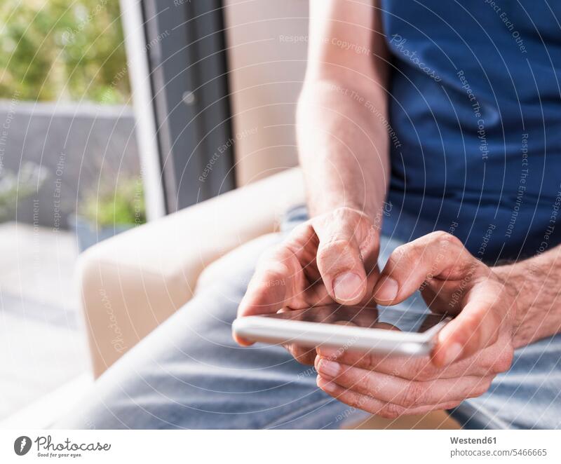 Textnachrichten von Männerhänden, Nahaufnahme Hand Hände Mann männlich SMS Mensch Menschen Leute People Personen Erwachsener erwachsen simsen Soziale Medien