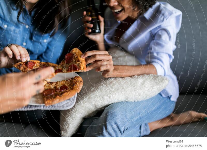 Nahaufnahme von fröhlichen Freunden, die Bier trinken und Pizza essen Fröhlichkeit Frohsinn Heiterkeit Pizzen essend Freude freuen Essen Food Food and Drink