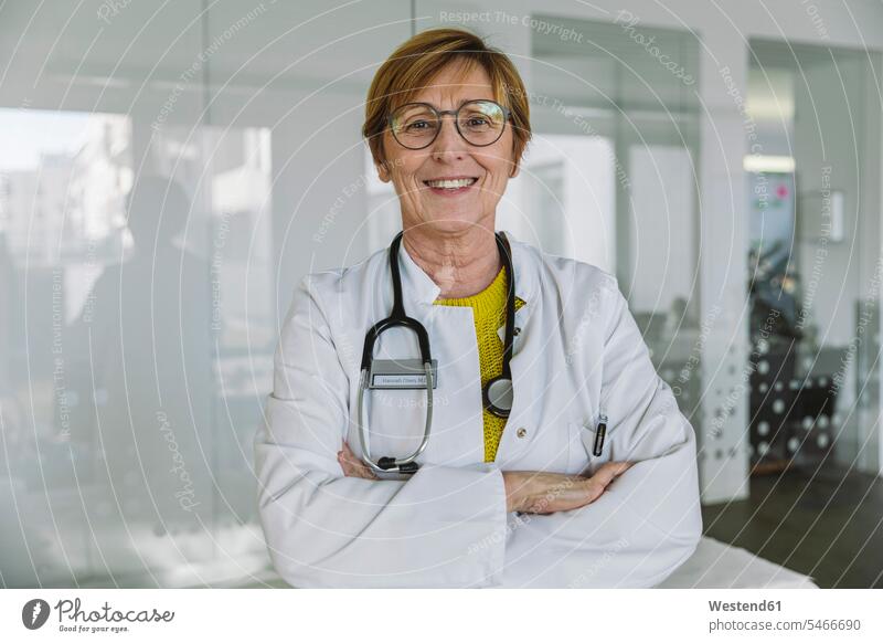 Porträt eines selbstbewussten Arztes Job Berufe Berufstätigkeit Beschäftigung Jobs Glasscheiben Gesundheit Gesundheitswesen medizinisch Stethoskope Brillen
