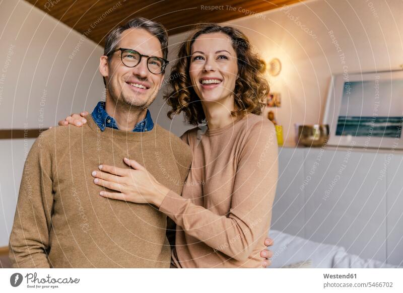 Glückliches, liebevolles Paar zu Hause Leute Menschen People Person Personen Europäisch Kaukasier kaukasisch 2 2 Menschen 2 Personen zwei Zwei Menschen
