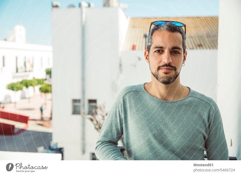 Porträt eines jungen Unternehmers, stehend auf Balkon Europäer Kaukasier Europäisch kaukasisch Balkone Urban städtisch Urbanität Urbanitaet Textfreiraum