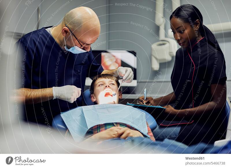Junge in Zahnbehandlung Gesundheit Gesundheitswesen medizinisch Kranke Kranker Patienten Job Berufe Berufstätigkeit Beschäftigung Jobs Berufsbekleidung