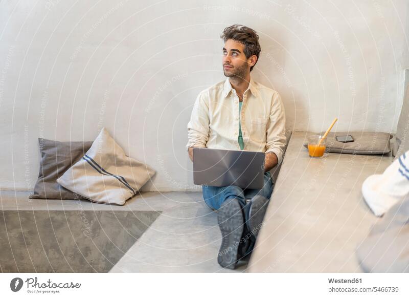Mann sitzt mit Laptop auf einer Stufe geschäftlich Geschäftsleben Geschäftswelt Geschäftsperson Geschäftspersonen Businessmann Businessmänner Geschäftsmänner