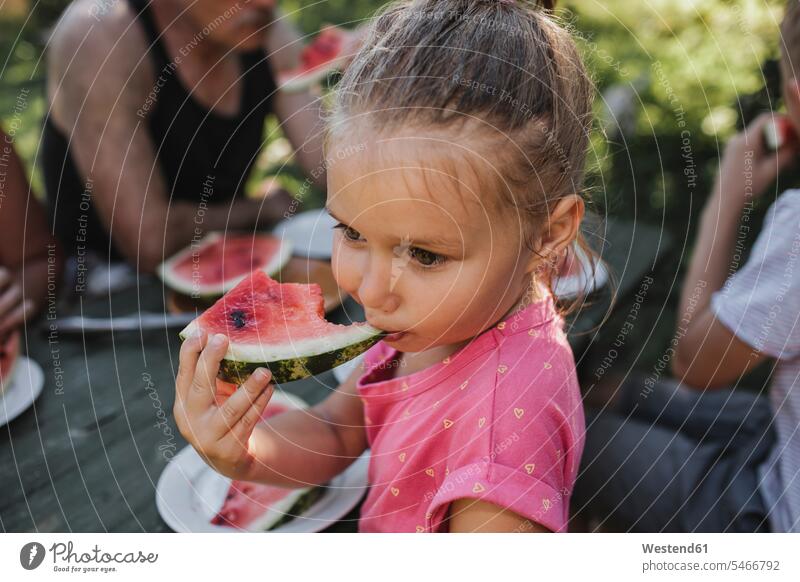 Porträt eines kleinen Mädchens, das eine Wassermelone isst Citrullus lanatus Wassermelonen weiblich Portrait Porträts Portraits essen essend Melone Melonen Obst