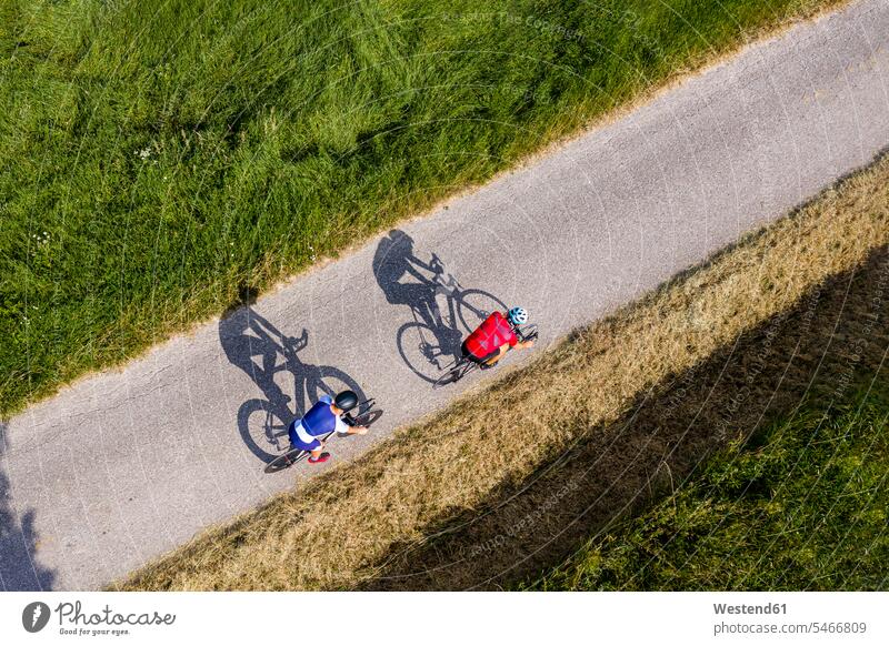 Triathleten fahren Fahrrad auf Landstraße, Deutschland Leute Menschen People Person Personen Europäisch Kaukasier kaukasisch 2 2 Menschen 2 Personen zwei