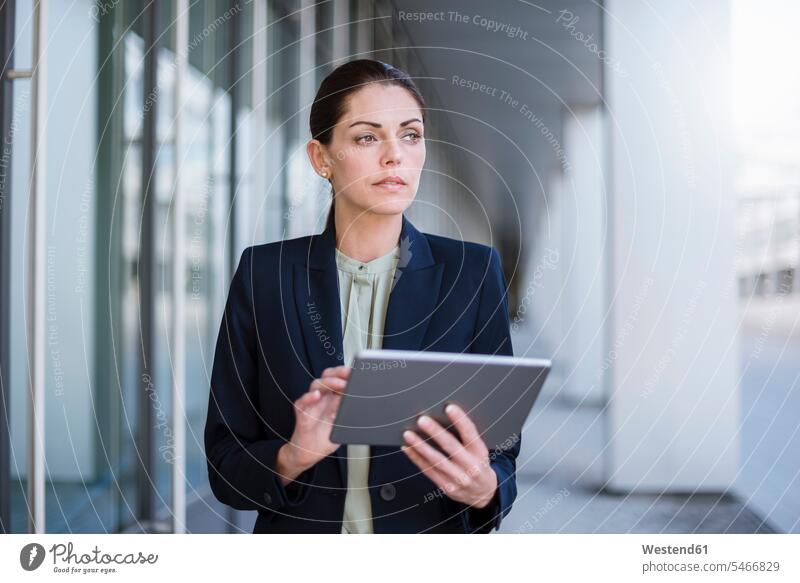 Porträt einer seriösen Geschäftsfrau mit Tablette Geschäftsfrauen Businesswomen Businessfrauen Businesswoman Portrait Porträts Portraits Tablet Computer