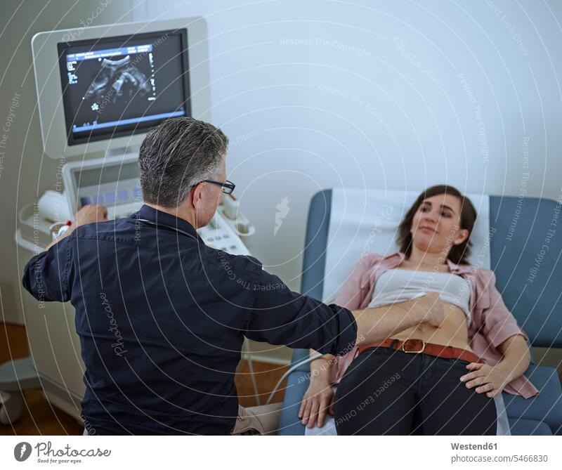 Frau im Krankenhaus erhält Sonogramm Arzt Doktoren Ärzte weiblich Frauen Kliniken Krankenhäuser Krankenhaeuser Ultraschalluntersuchung Sonographie Echographie