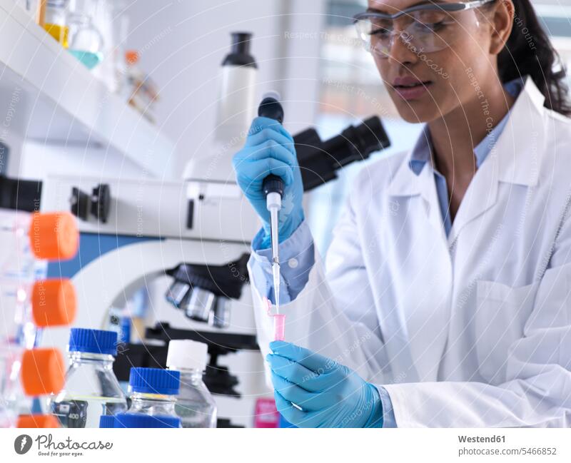 Genetische Forschung, Wissenschaftlerin pipettiert DNA oder chemische Probe in ein Eppendorf-Fläschchen, Analyse im Labor Pipette Pipetten Ampulle Phiolen