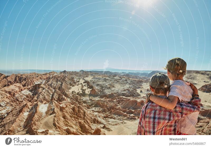 Chile, Valle de la Luna, San Pedro de Atacama, zwei Jungen schauen in die Wüste Bruder Brüder Wüsten Buben Knabe Knaben männlich Geschwister Familie Familien