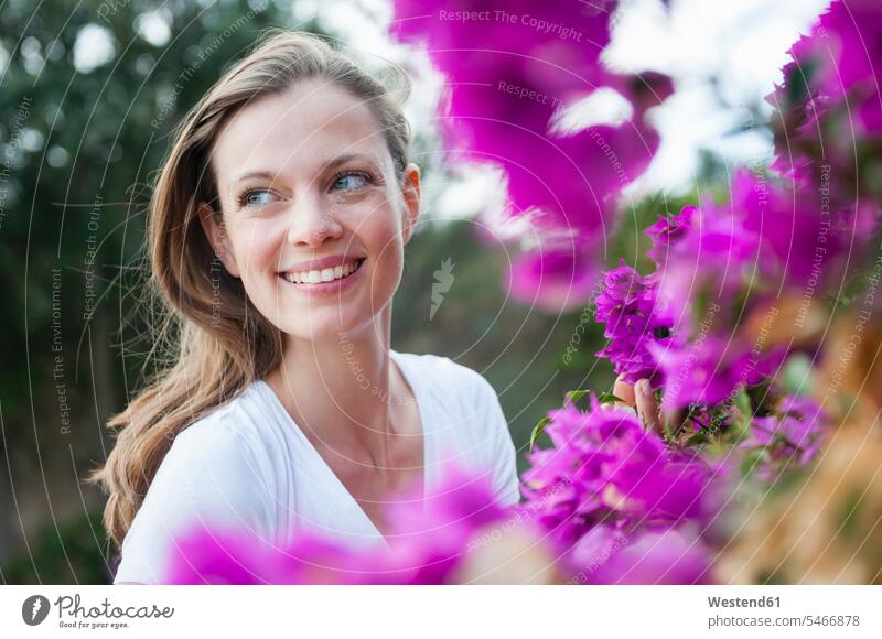 Porträt einer glücklichen Frau mit violetten Blüten, Sardinien, Italien anfassen Berührung entspannen relaxen freuen Glück glücklich sein glücklichsein Farben