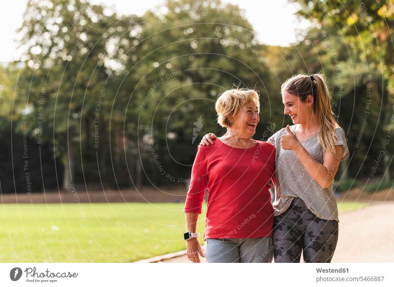 Enkelin und Großmutter haben Spaß, joggen zusammen im Park Parkanlagen Parks Joggen Jogging Gemeinsam Zusammen Miteinander Enkeltochter Enkelinnen Enkeltöchter