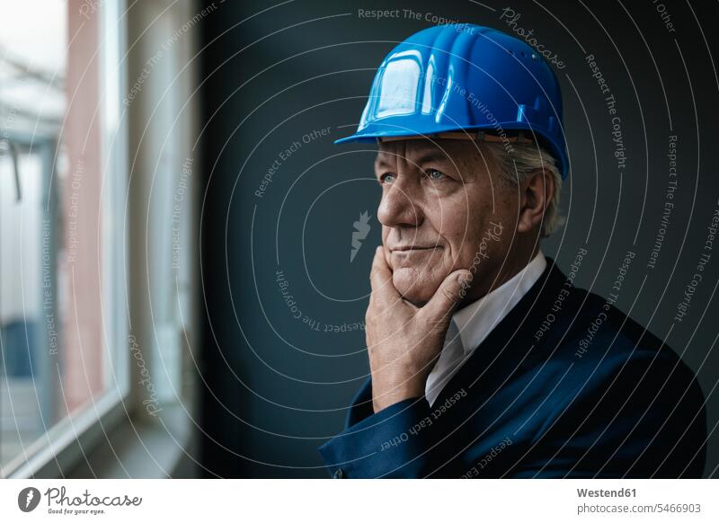 Porträt eines selbstbewussten Senior-Geschäftsmannes mit Schutzhelm Job Berufe Berufstätigkeit Beschäftigung Jobs Architekten geschäftlich Geschäftsleben