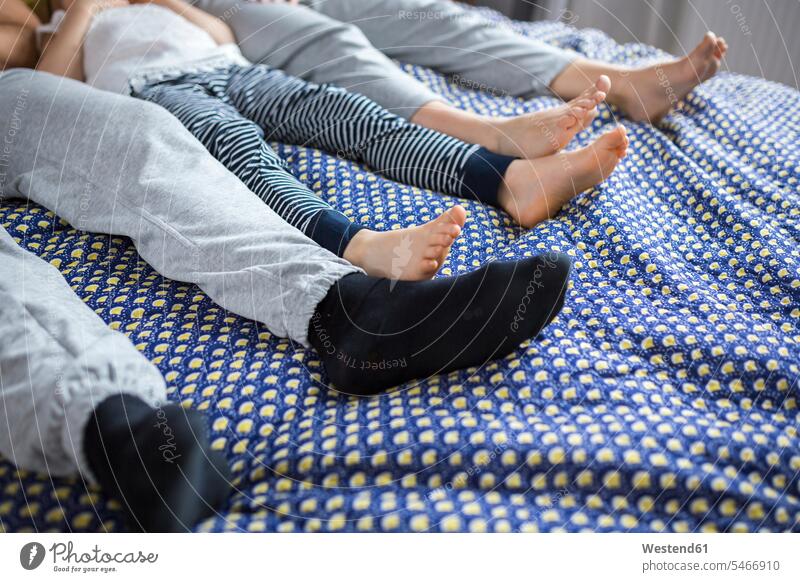 Dreier-Familie auf Bett liegend, niedrige Sektion ausruhen Rast Erholung erholen Familien liegt Fuß Fuss Füße Betten Bein Beine Mensch Menschen Leute People