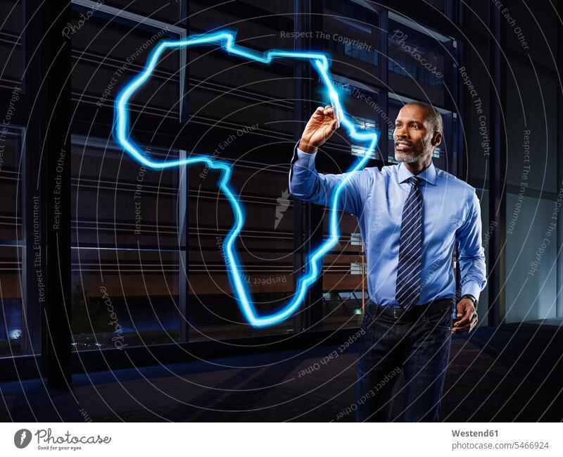 Geschäftsmann malt Afrika mit Licht Businessmann Businessmänner Geschäftsmänner Hemd und Krawatte Lichtmalerei Ziel Ziele Trading reifer Mann reife Männer