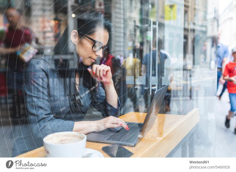 Business-Frau, die eine Pause in einem Café und die Arbeit mit einem Laptop Leute Menschen People Person Personen Europäisch Kaukasier kaukasisch 1 Ein