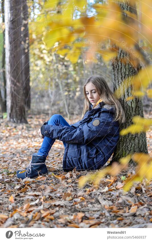 Porträt eines unglücklichen Mädchens im herbstlichen Wald Forst Wälder unzufrieden ungluecklich Portrait Porträts Portraits weiblich Herbst Kind Kinder Kids