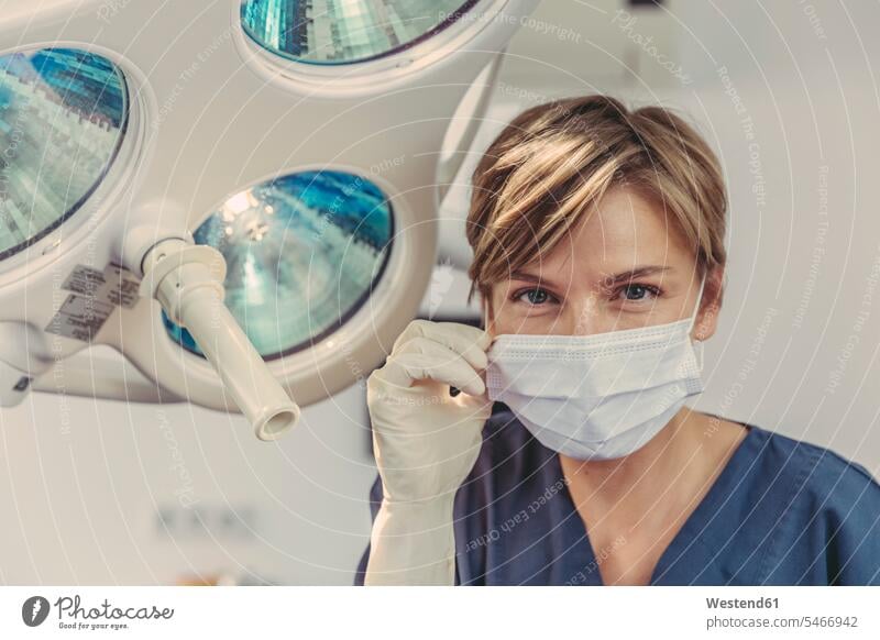 Zahnchirurg mit chirurgischer Maske, Porträt eine Person single 1 ein Mensch einzelne Person Ein nur eine Person Mundschutz Schutz geschützt schützen Hygiene