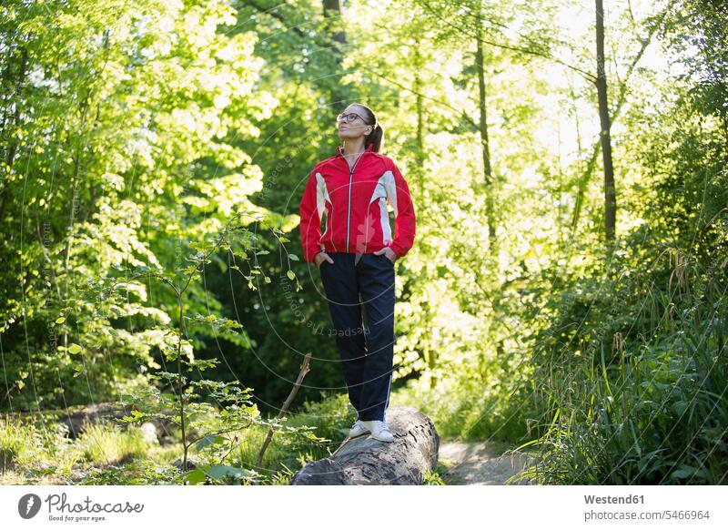 Weibliche reife Joggerin im Wald Brille Brillen Natur Trainieren Übung Üben Übungen Pause Pause machen Workout Gesunder Lebensstil Gesundheitsbewusstsein