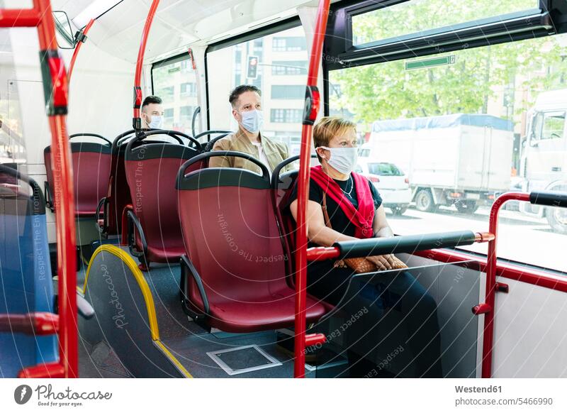 Fahrgäste mit Schutzmasken im öffentlichen Bus, Spanien Transport Transportwesen KFZ Verkehrsmittel Autobus Autobusse Busse Omnibus Omnibusse verreisen sitzend
