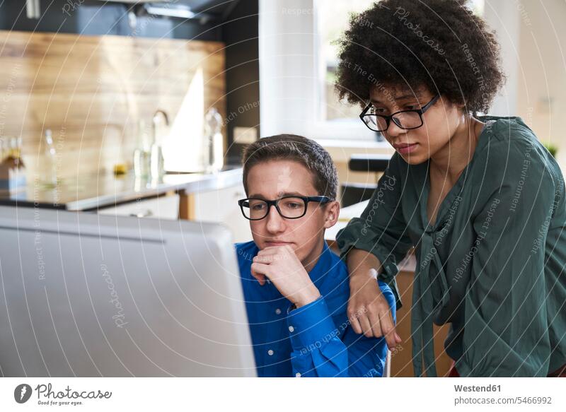Zwei Kollegen schauen im Büro auf den Computermonitor Rechner Gemeinsam Zusammen Miteinander ansehen Arbeitskollegen Computerbildschirm Office Büros sehend
