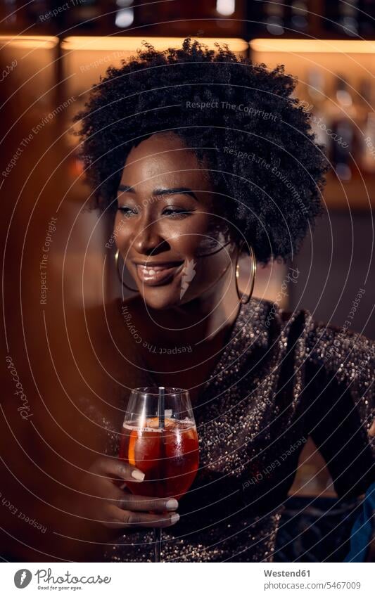 Porträt einer Frau bei einem Cocktail in einer Bar Leute Menschen People Person Personen Afrikanisch Afrikanische Abstammung dunkelhäutig Farbige Farbiger
