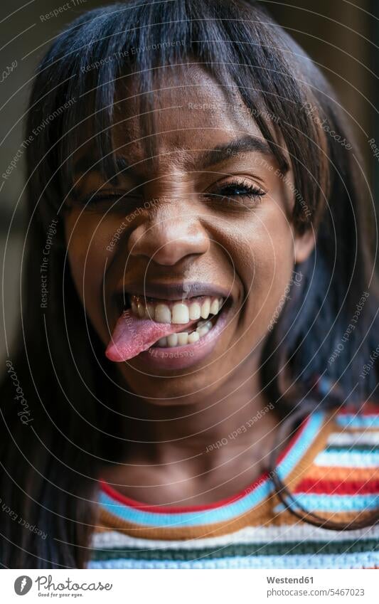 Porträt einer lachenden jungen Frau mit herausgestreckter Zunge Zungen Portrait Porträts Portraits weiblich Frauen Mund Münder Muender Mensch Menschen Leute