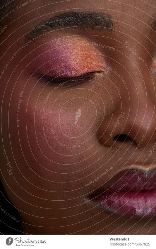 Porträt einer afrikanischen Frau, geschlossenes Auge, Nahaufnahme, geschminkt Leute Menschen People Person Personen Afrikanisch Afrikanische Abstammung