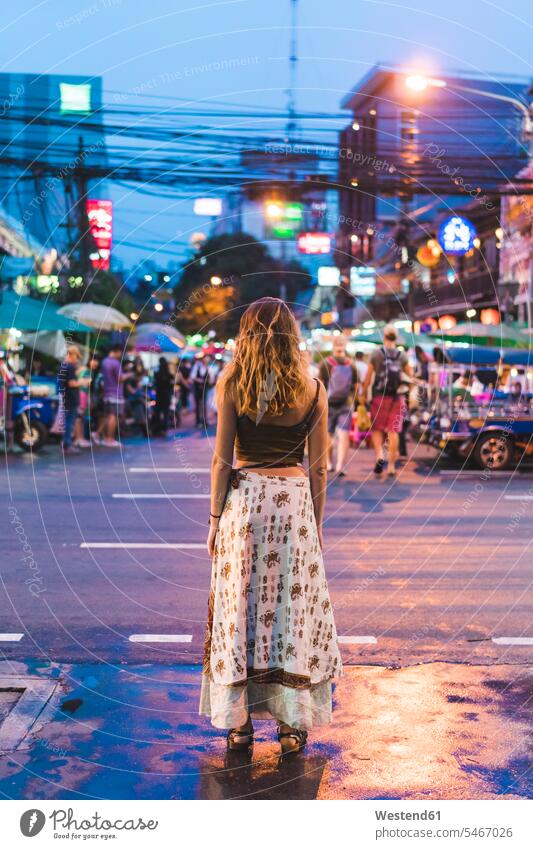 Thailand, Bangkok, junge Frau in der Stadt, die nachts auf der Straße steht weiblich Frauen Nacht stehen stehend staedtisch städtisch Strassen Straßen