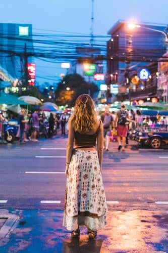 Thailand, Bangkok, junge Frau in der Stadt, die nachts auf der Straße steht weiblich Frauen Nacht stehen stehend staedtisch städtisch Strassen Straßen