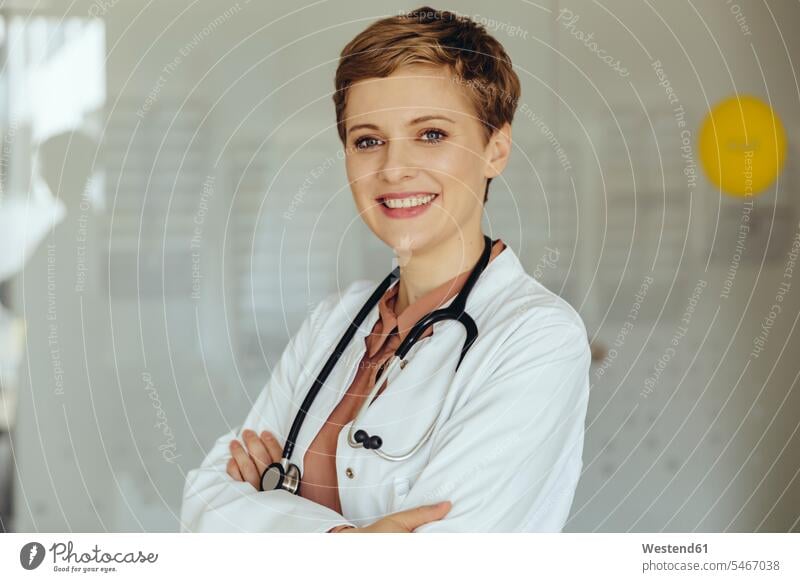 Porträt einer selbstbewussten Ärztin Arzt Doktoren Ärzte lächeln Portrait Porträts Portraits Aerztin Ärztinnen Doktorinnen Aerztinnen Arztpraxis Arztpraxen